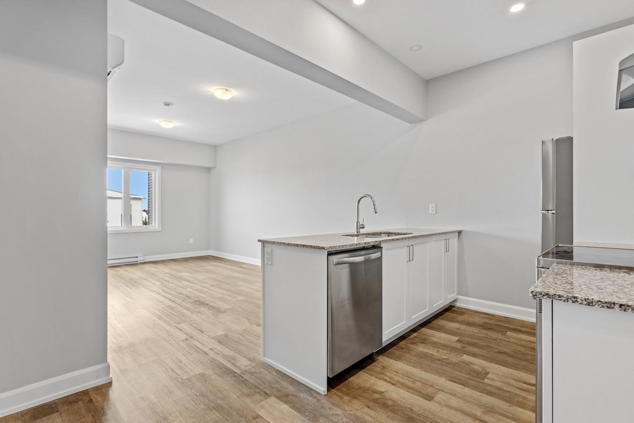 979 North Russell Road - Photo 5 of 10