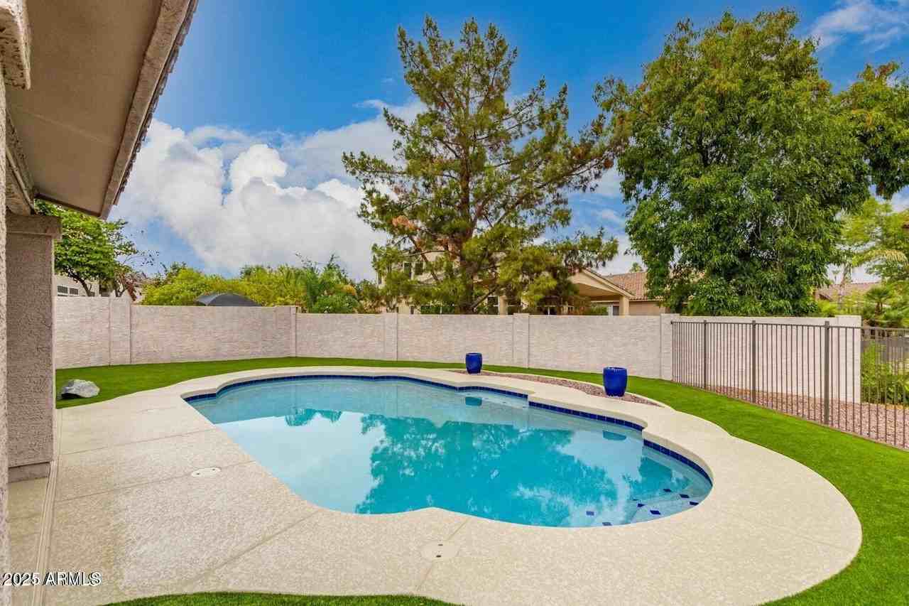 6230 W Irma Ln - Photo 5 of 21