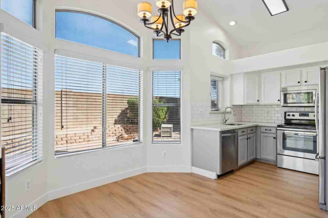 2131 S Peppertree Dr - Photo 3 of 27