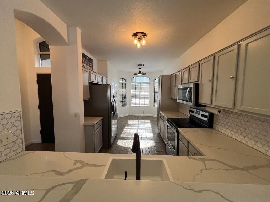 2527 N Silverado - Photo 3 of 20