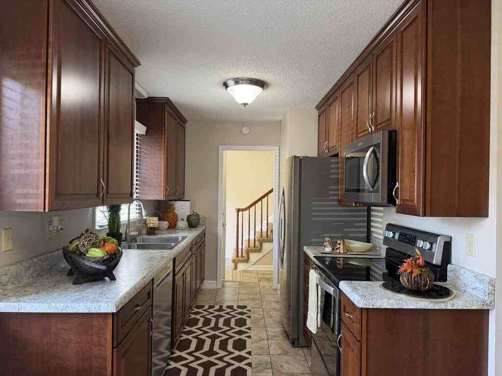636 Carriage Dr - Photo 2 of 15
