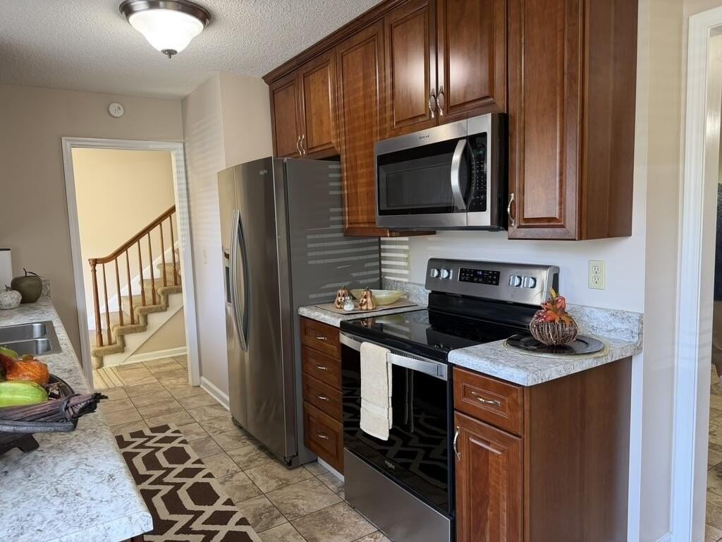 636 Carriage Dr - Photo 3 of 15