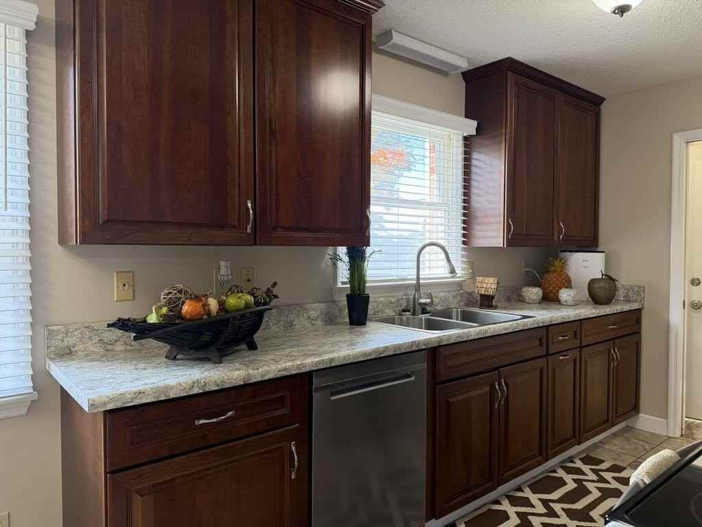 636 Carriage Dr - Photo 4 of 15