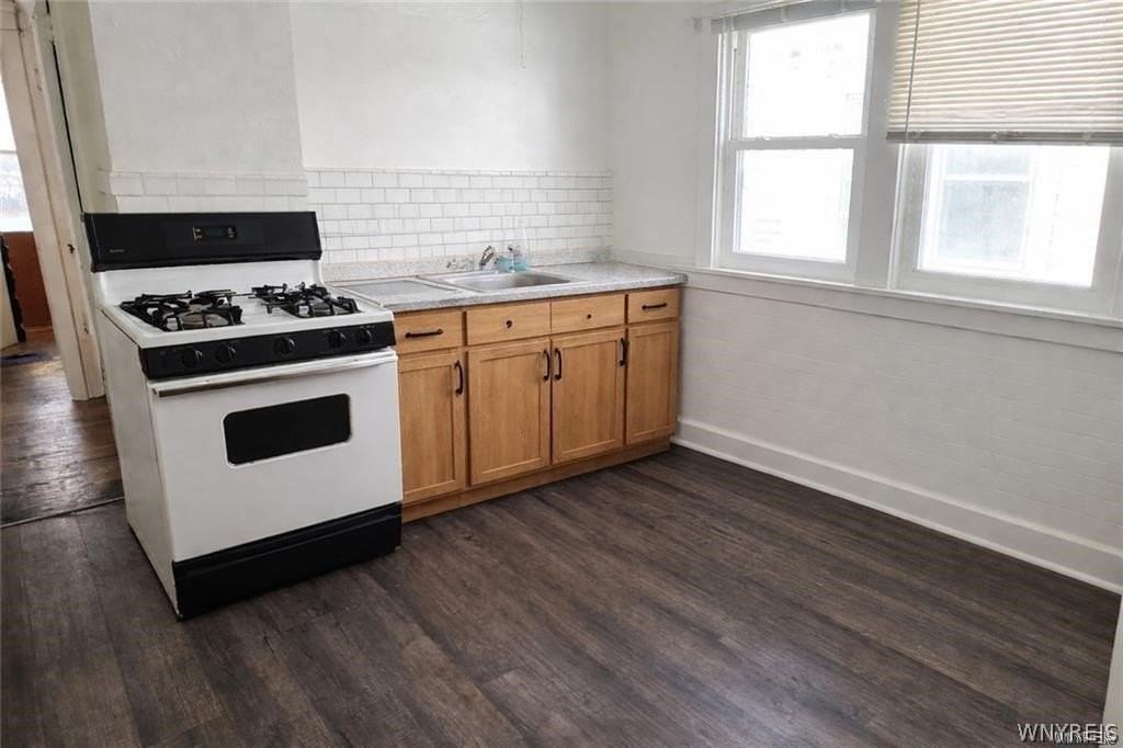 196 Englewood Ave - Photo 4 of 11