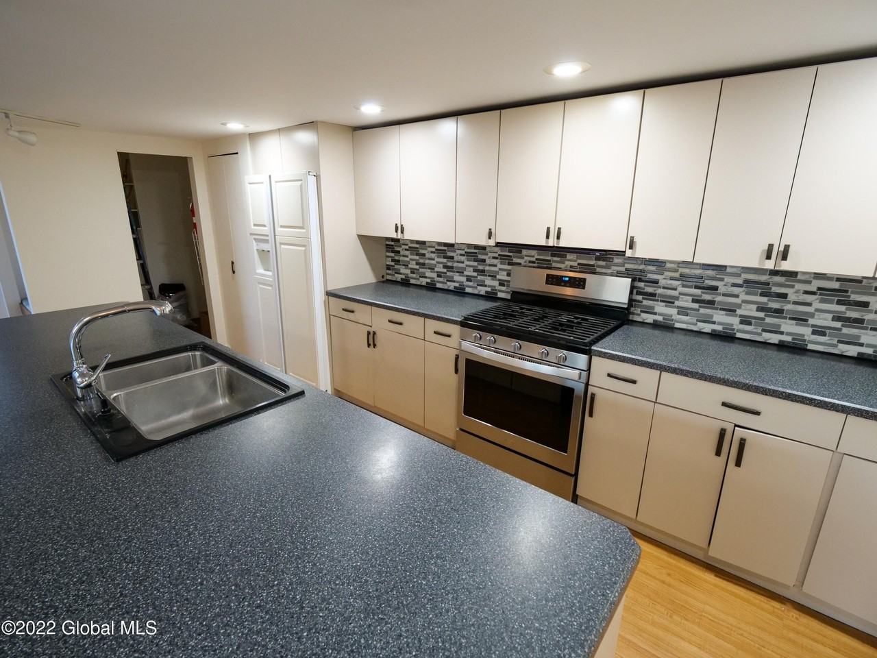 99 Woodlawn Ave #E - Photo 4 of 25