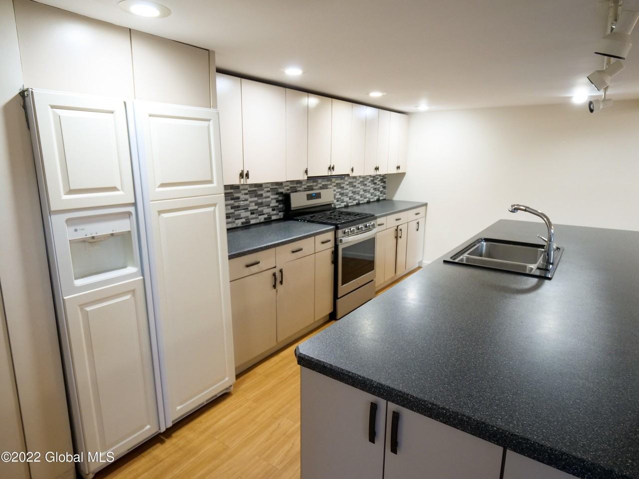 99 Woodlawn Ave #E - Photo 5 of 25