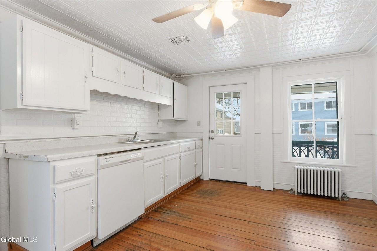 106 Lawrence St - Photo 5 of 17