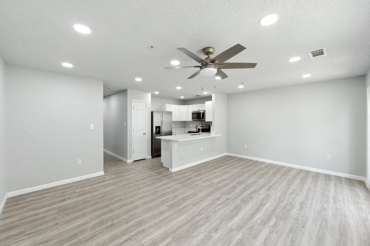 303 Crooked Pine Trl - Photo 4 of 28