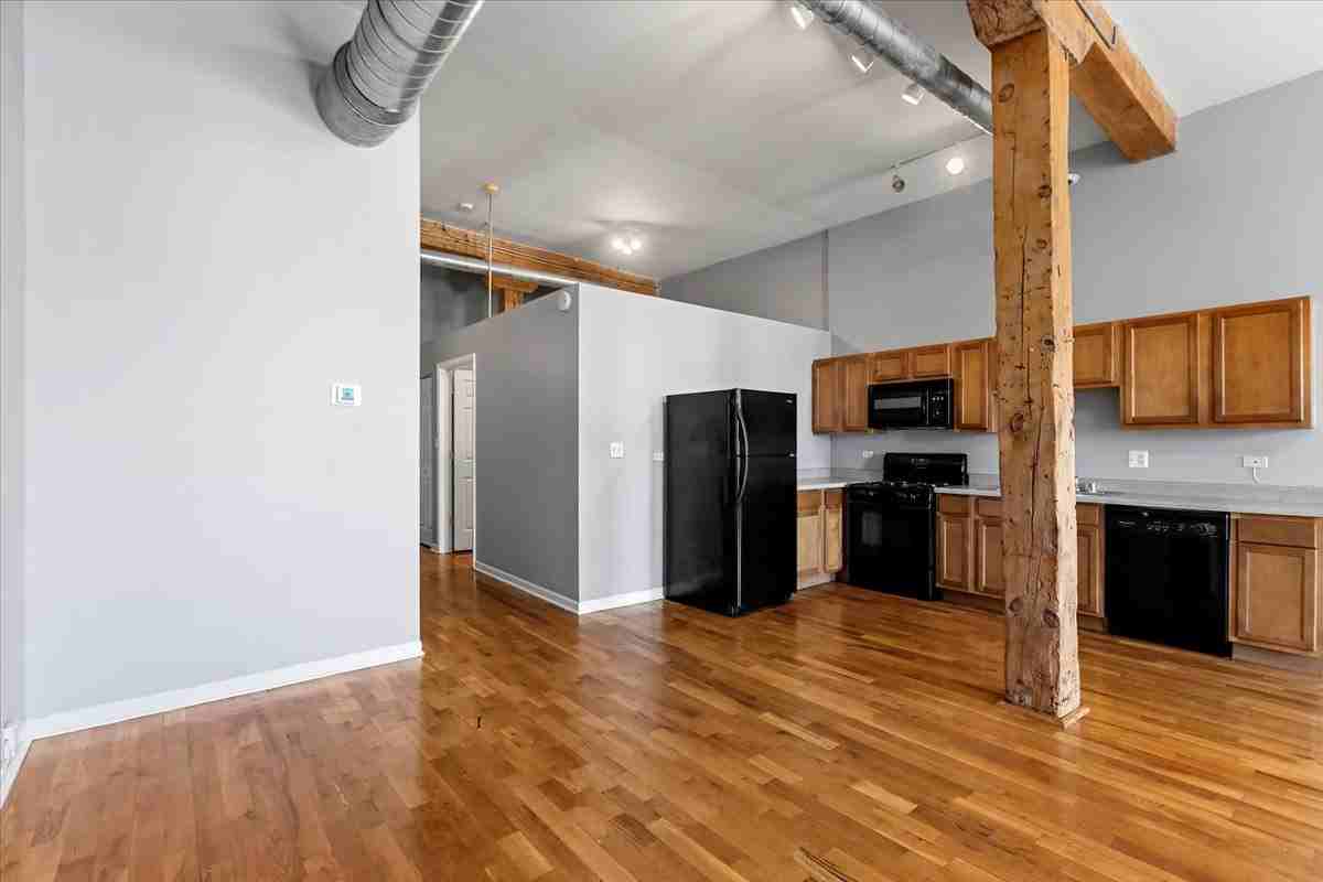 1822 S Bishop St #203 - Photo 3 of 10