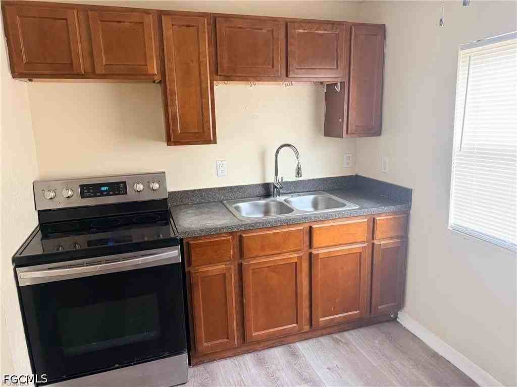 332 Stockton St - Photo 4 of 10