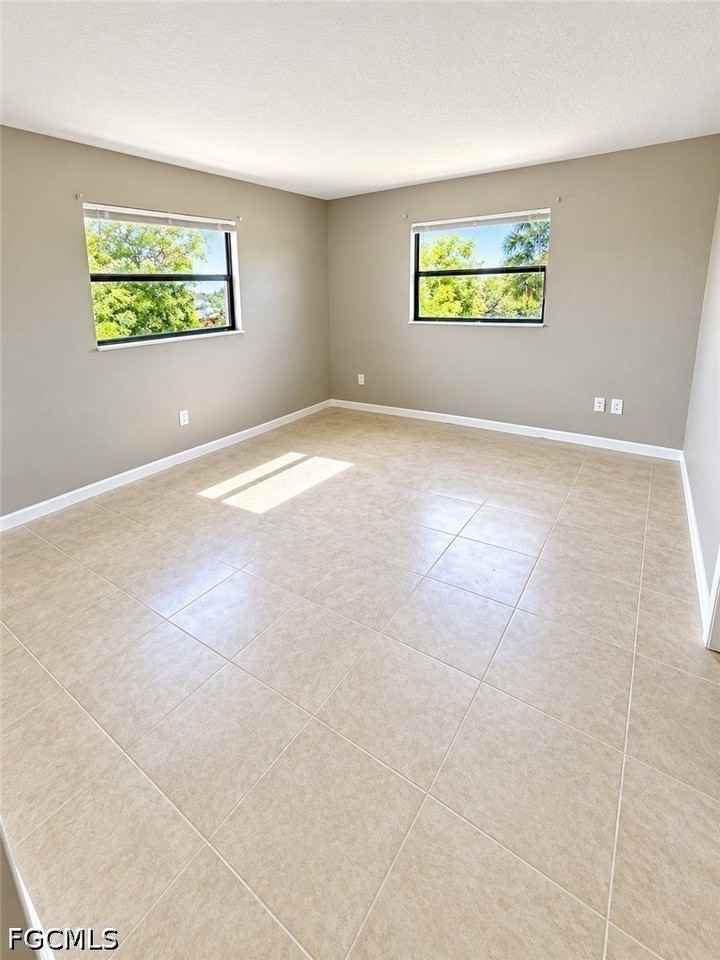 129 Se 23rd Pl - Photo 5 of 5