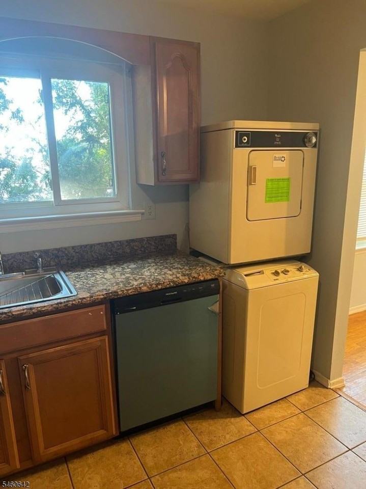 1105 N Oaks Blvd - Photo 3 of 14