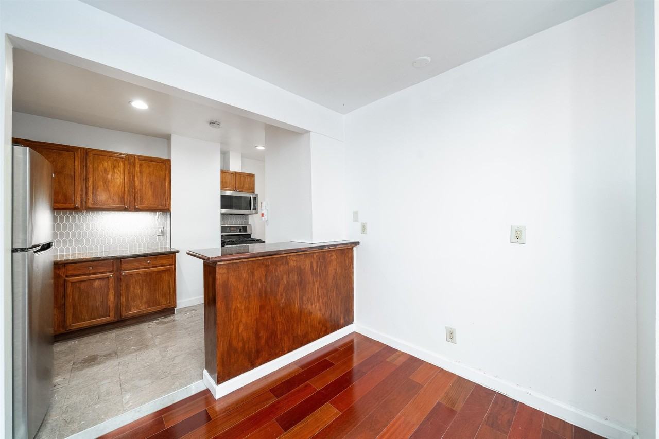 103 Montgomery St #3 - Photo 4 of 18