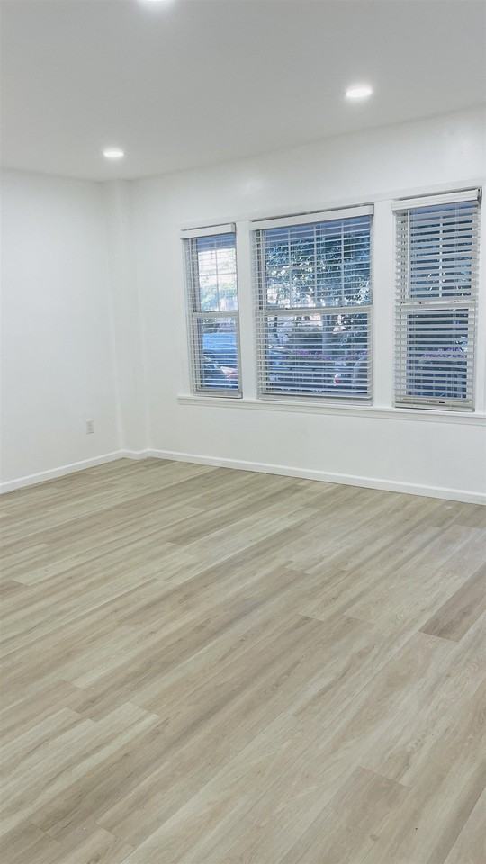 22 W 35th St #1 - Photo 4 of 18