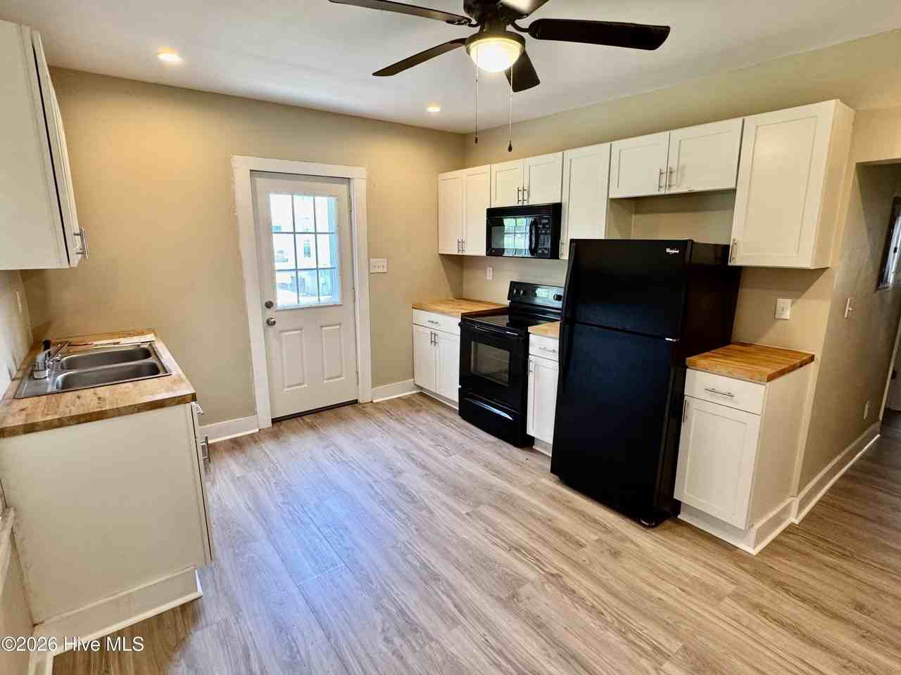 1105 College St - Photo 2 of 14