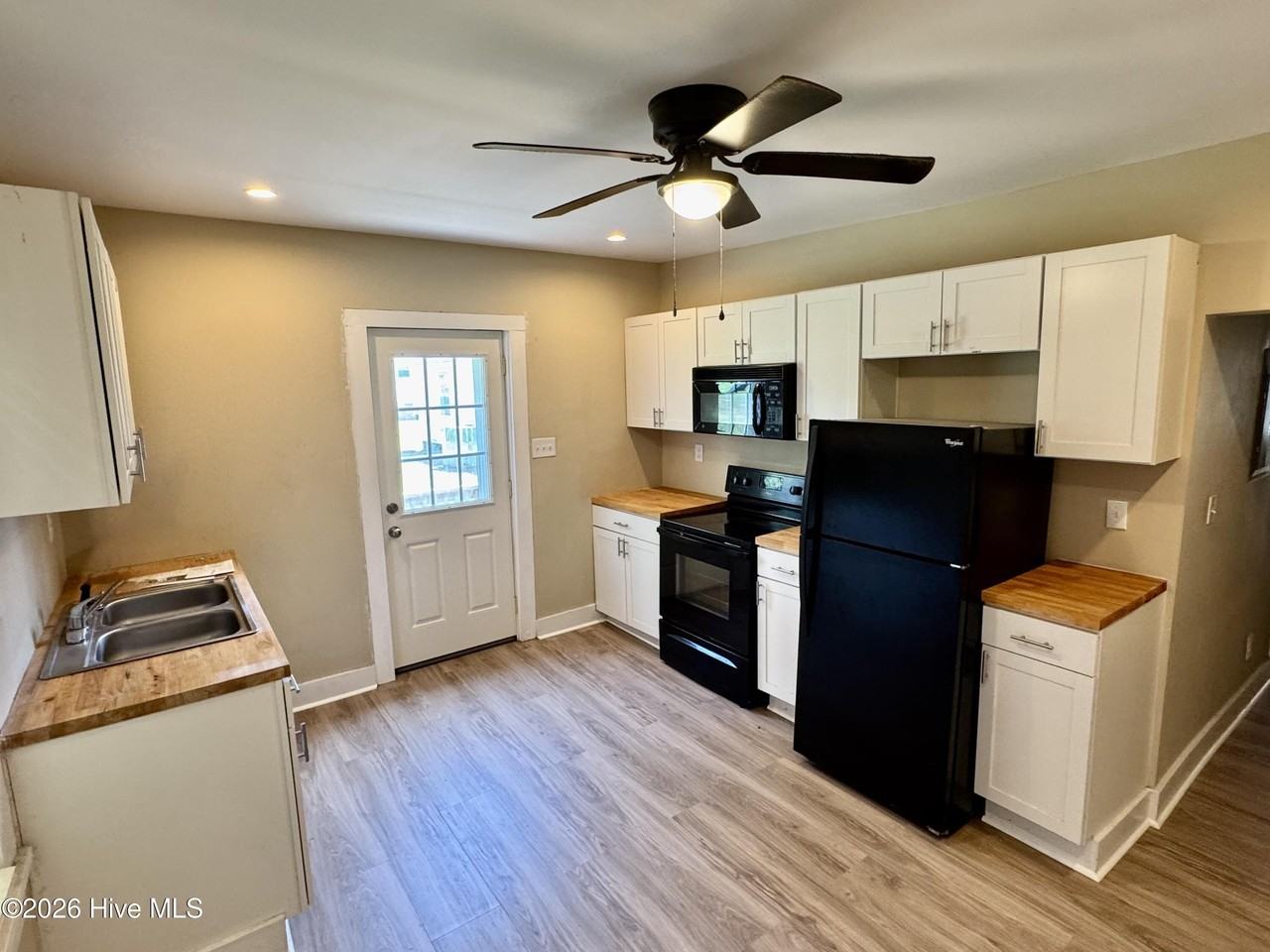 1105 College St - Photo 3 of 14