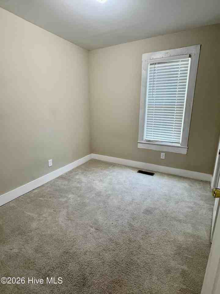 1105 College St - Photo 4 of 14