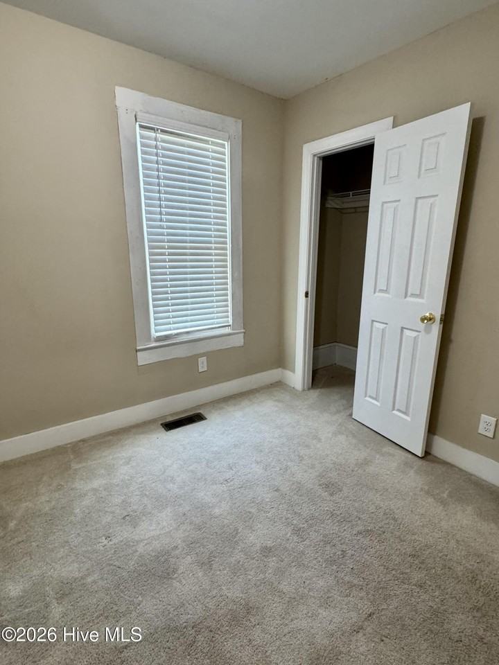 1105 College St - Photo 6 of 14