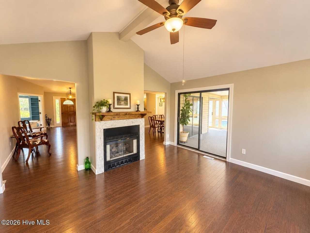 833 Pelican Dr - Photo 3 of 18