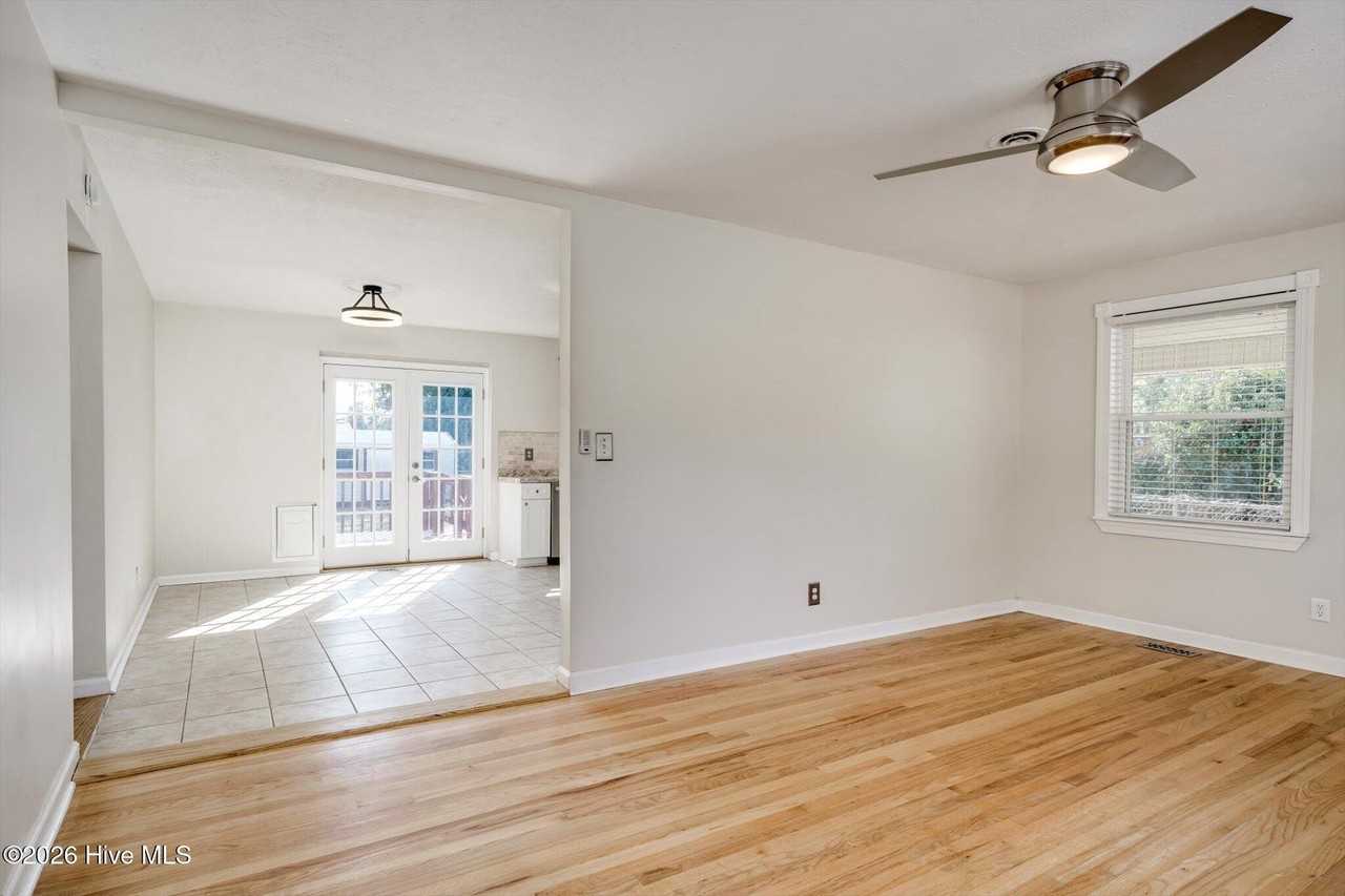 2234 Lee St - Photo 3 of 24