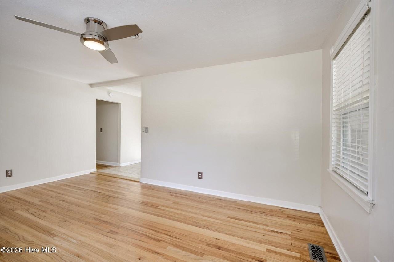 2234 Lee St - Photo 4 of 24