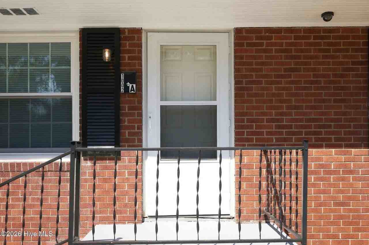 1002 W 6th St #A - Photo 4 of 22