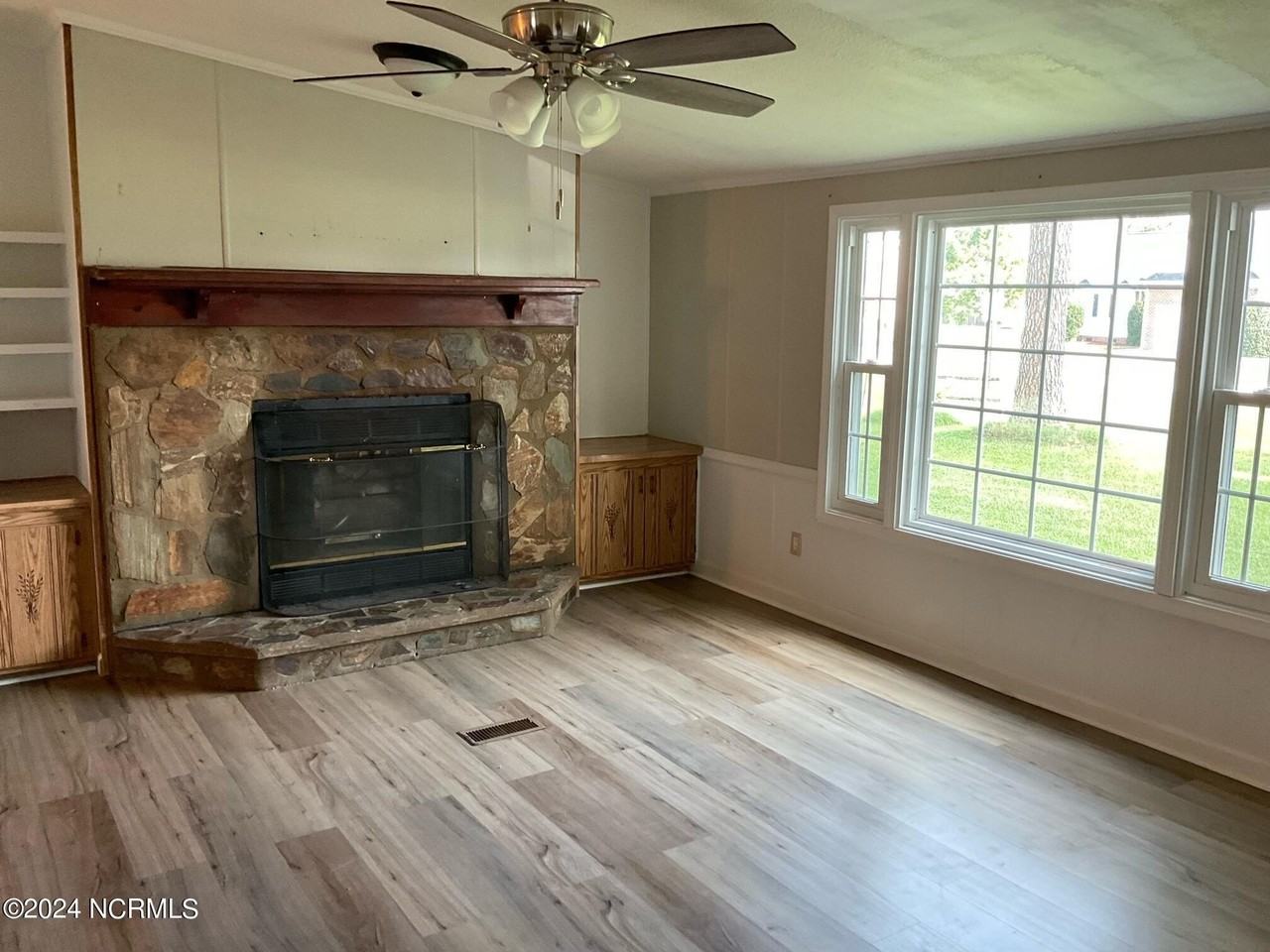 302 Laurie Ellis Rd - Photo 2 of 10