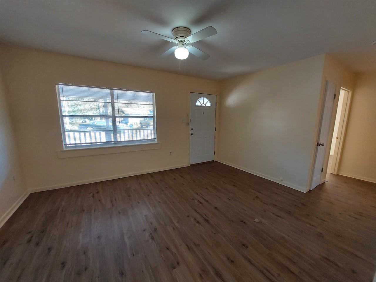 202 N Pierce St - Photo 2 of 11