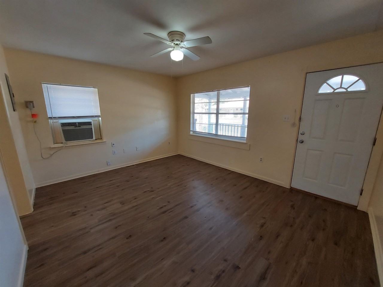 202 N Pierce St - Photo 3 of 11