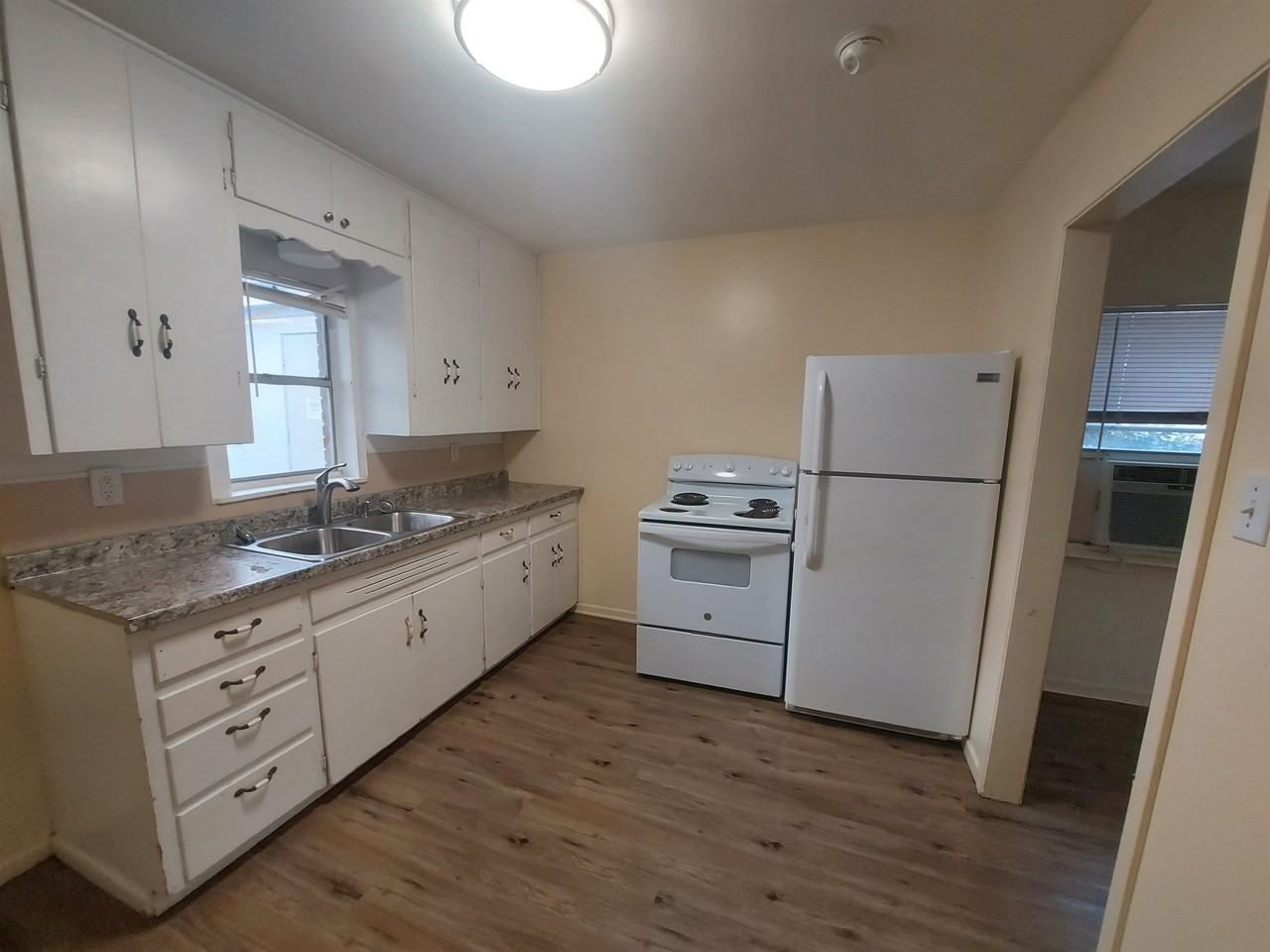 202 N Pierce St - Photo 4 of 11