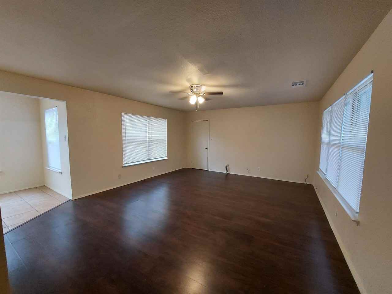 404 Oakhill Dr - Photo 2 of 9
