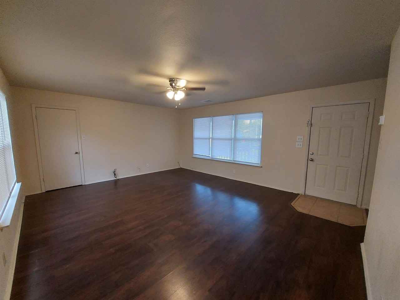 404 Oakhill Dr - Photo 3 of 9