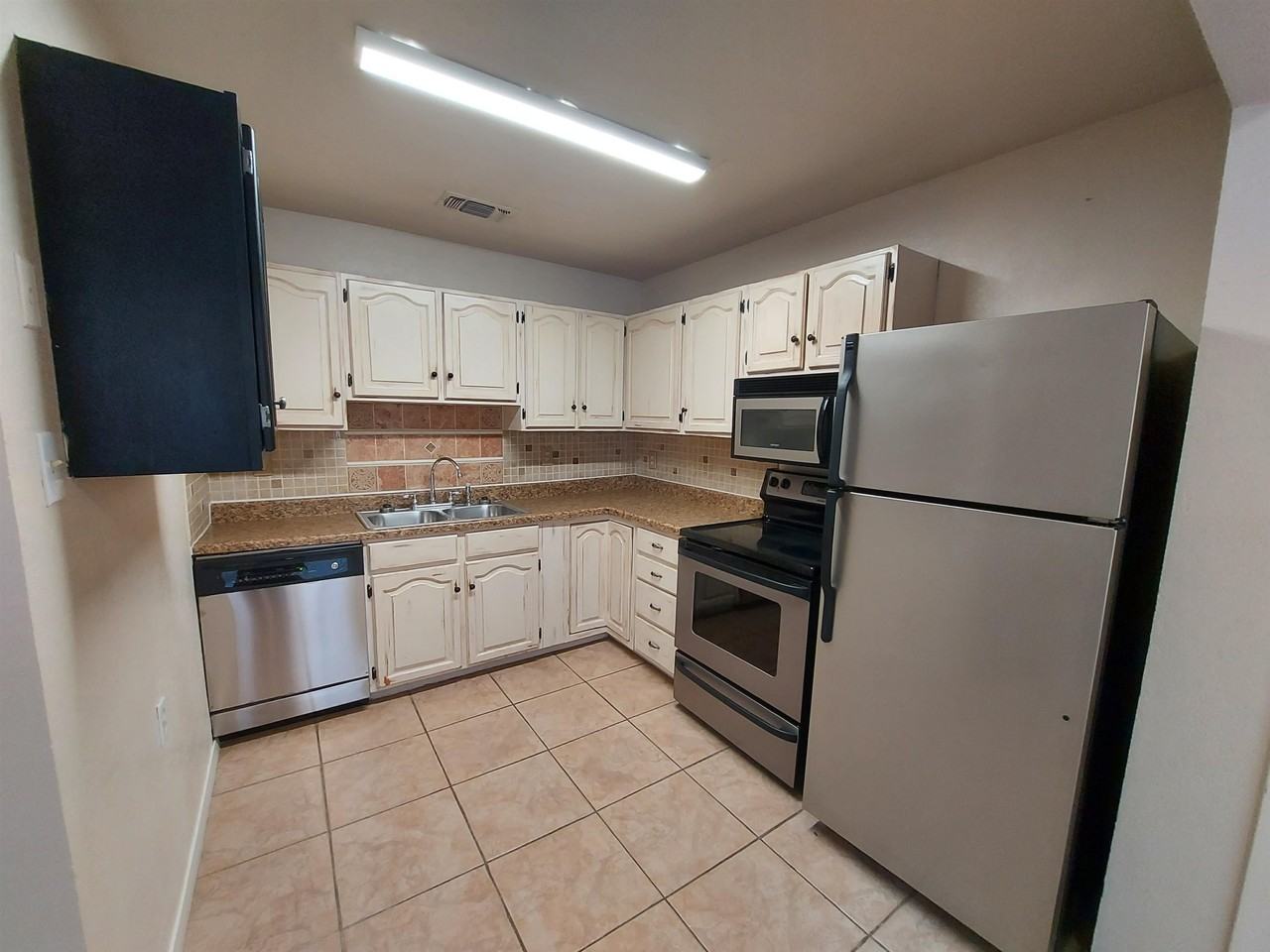 404 Oakhill Dr - Photo 4 of 9