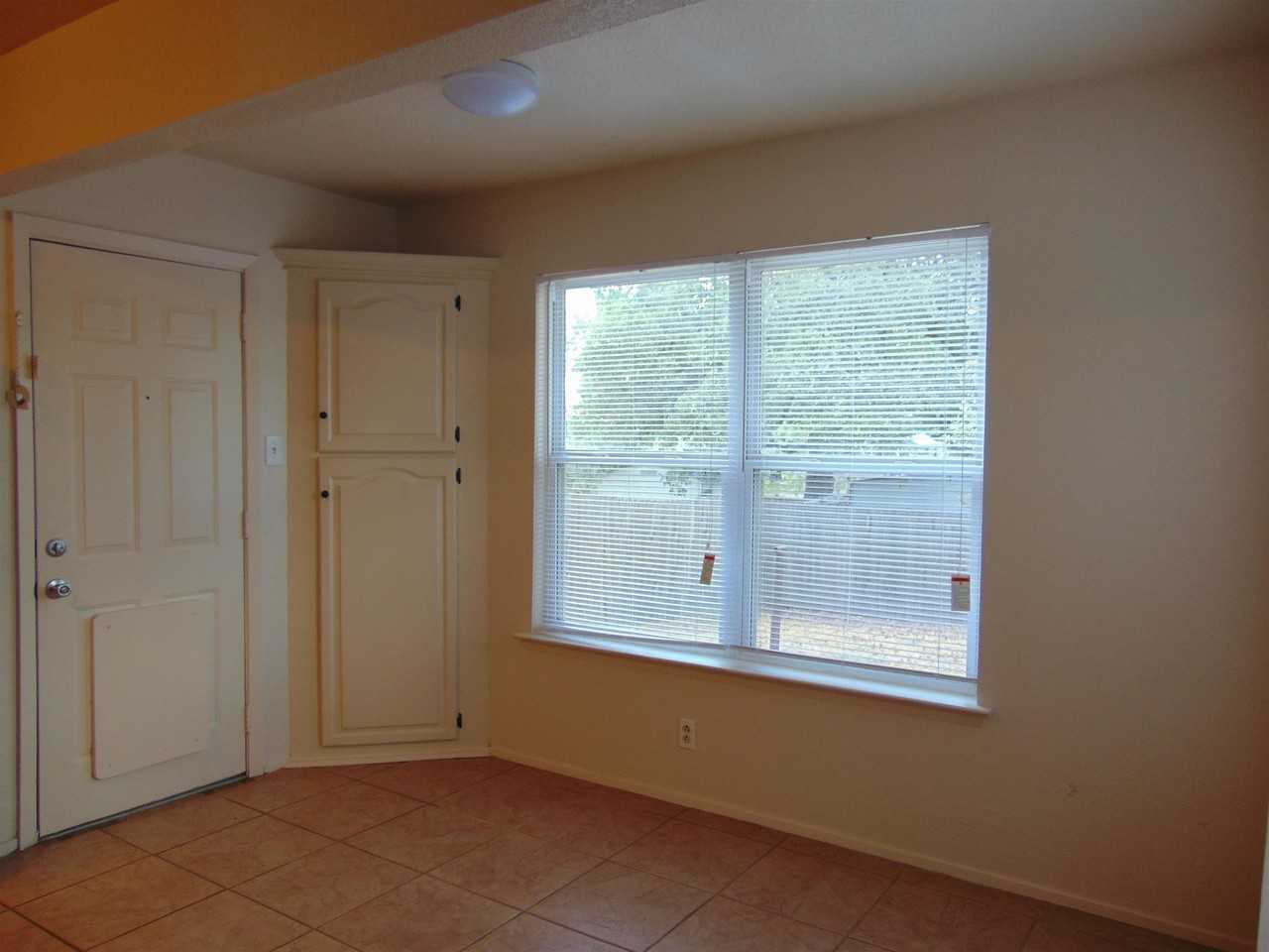 404 Oakhill Dr - Photo 5 of 9