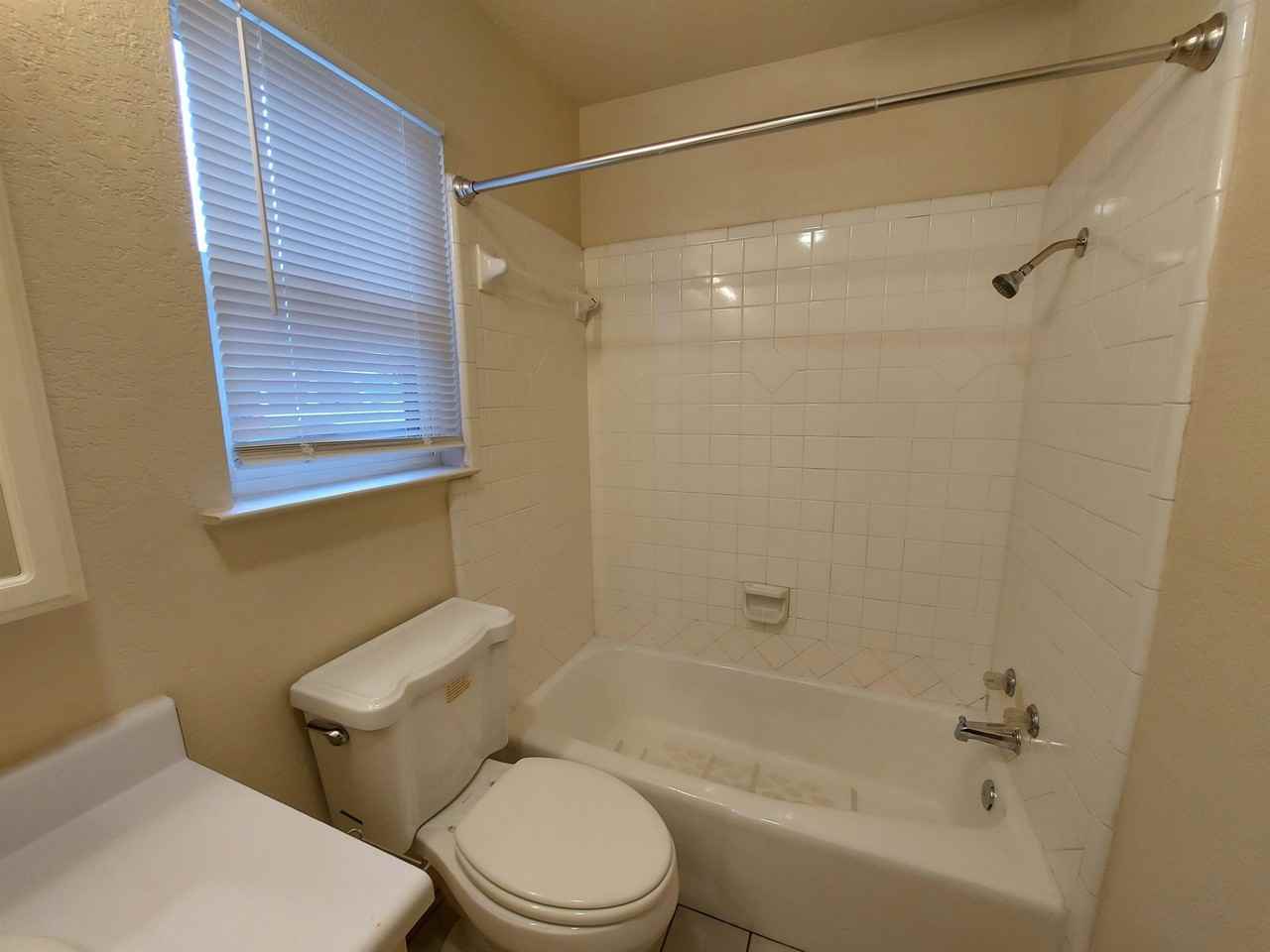 404 Oakhill Dr - Photo 7 of 9