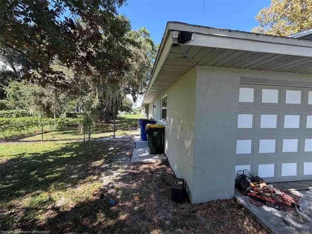 432 Spring Lake Blvd - Photo 2 of 10