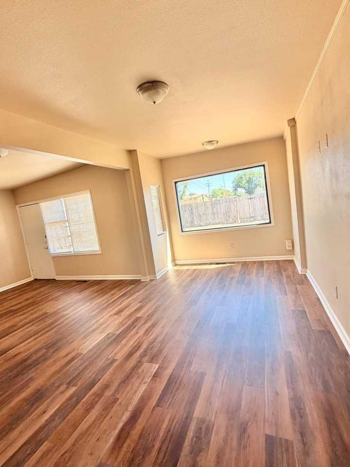 2301 49th St - Photo 4 of 18