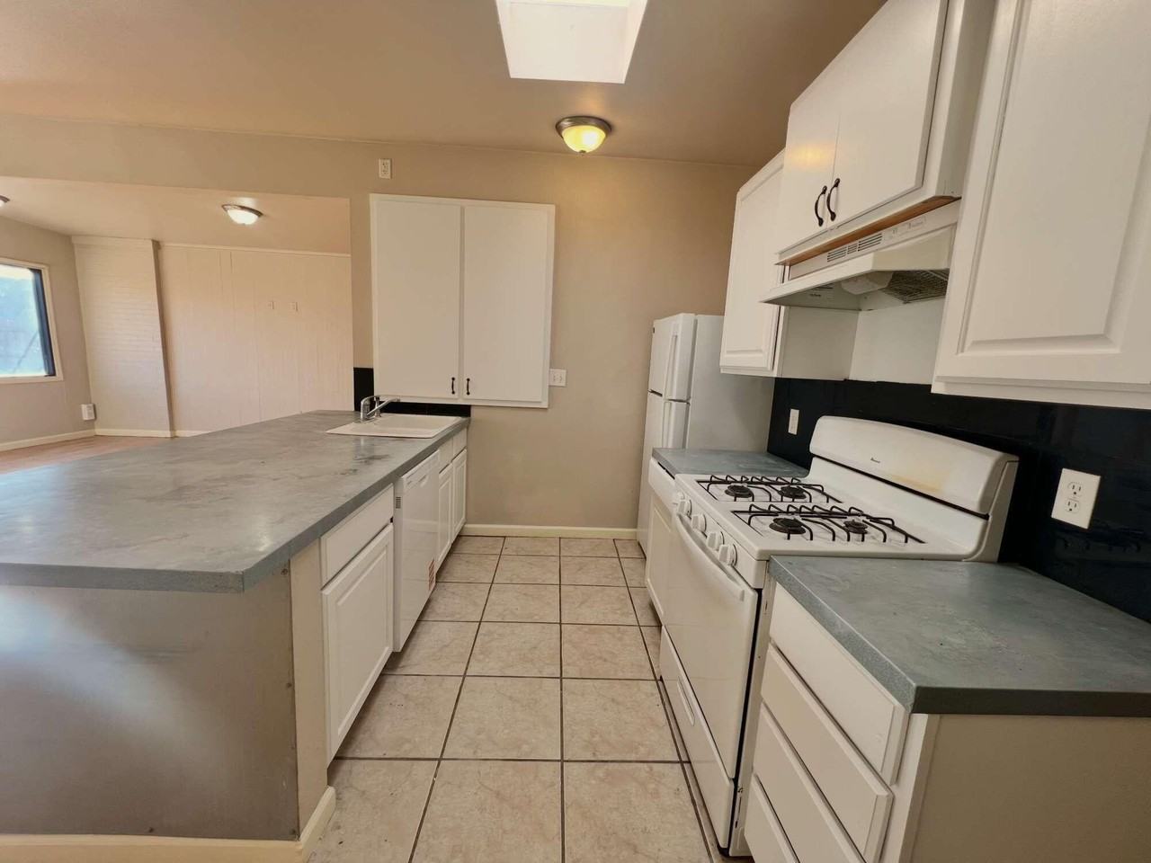 2301 49th St - Photo 6 of 18