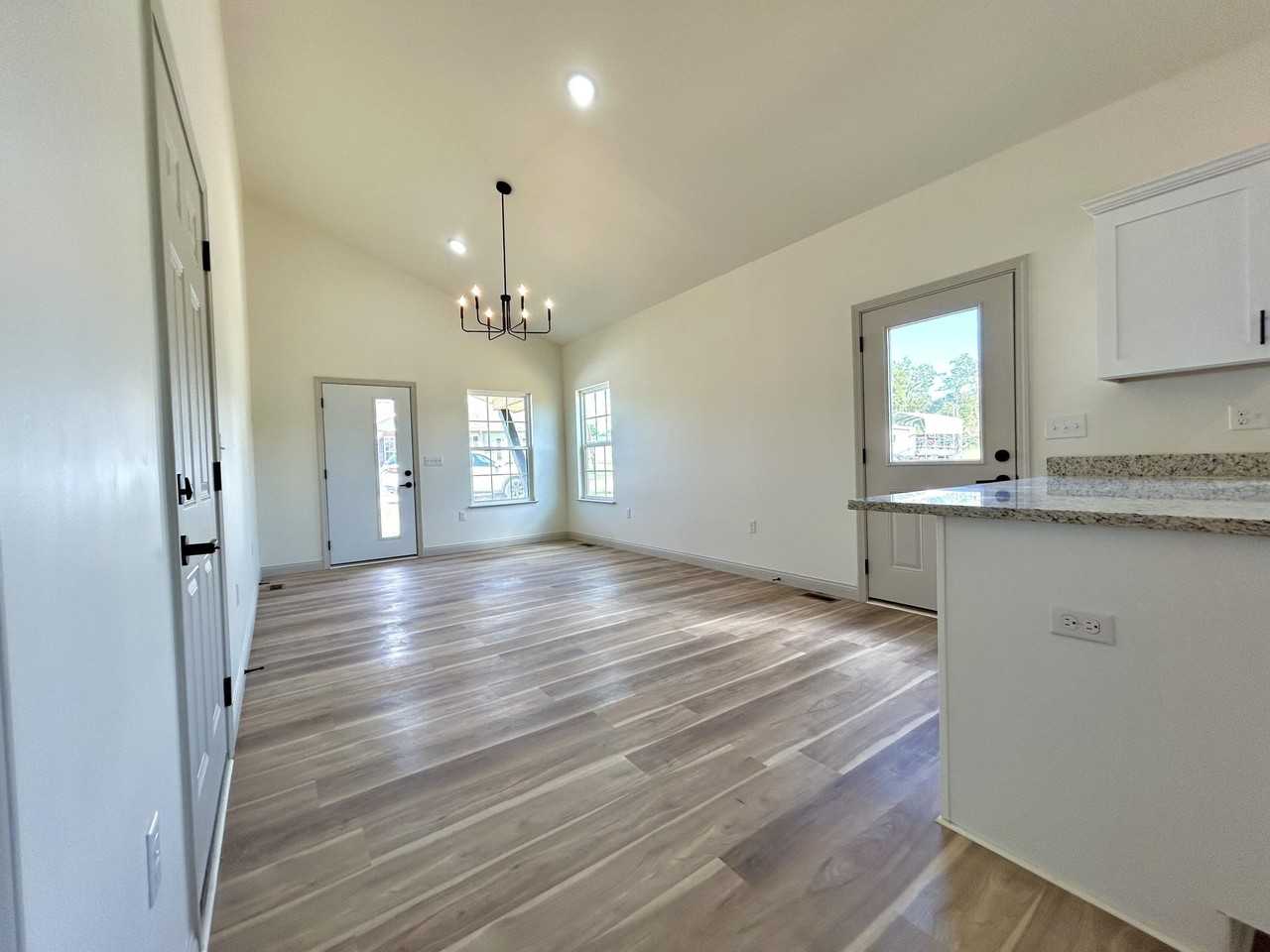 321 Randolph St - Photo 5 of 25