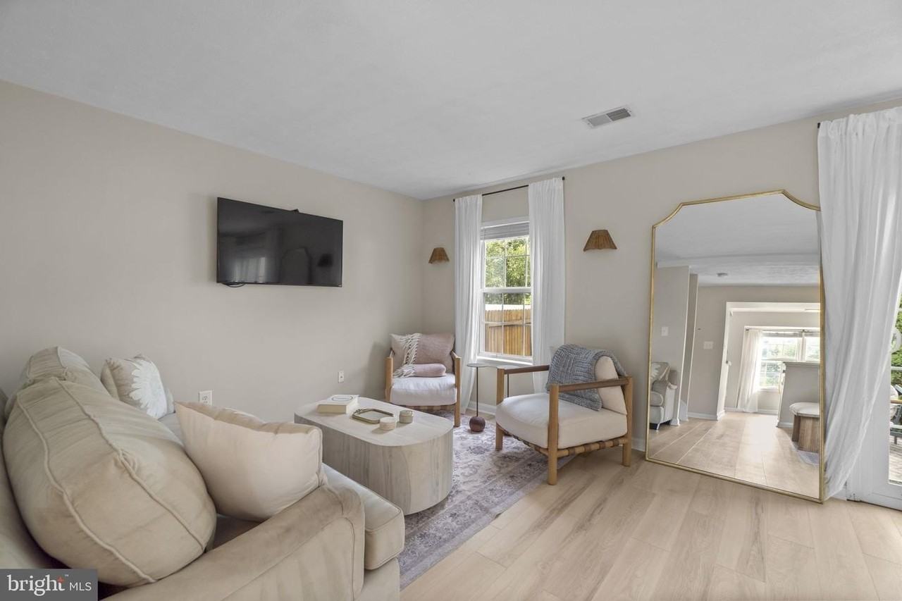404 Hobbitts Ln - Photo 3 of 18