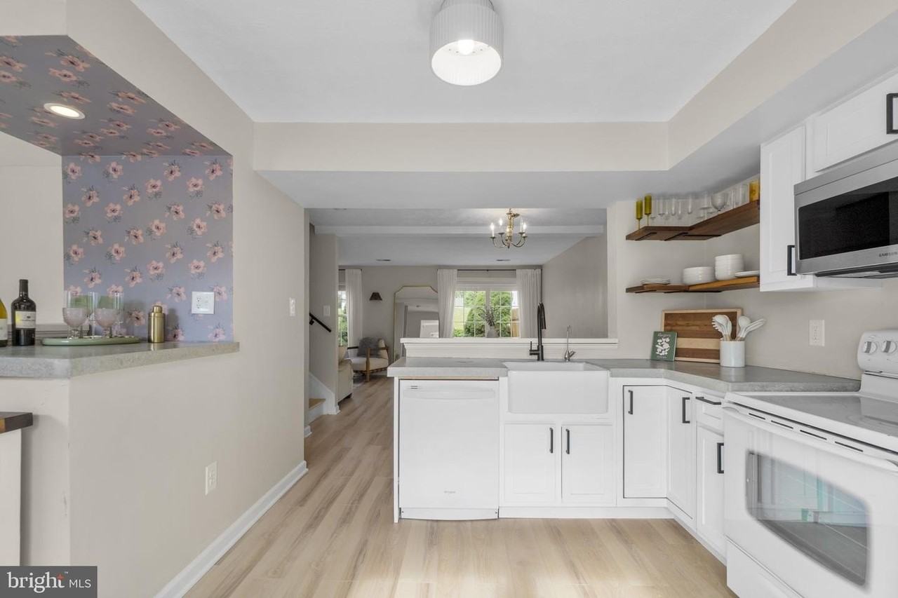 404 Hobbitts Ln - Photo 5 of 18
