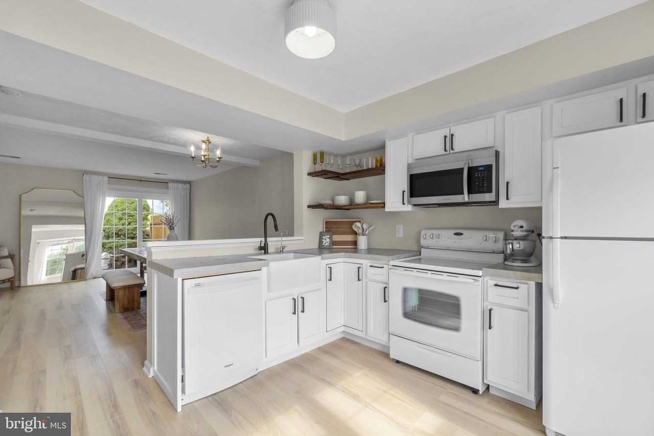 404 Hobbitts Ln - Photo 6 of 18
