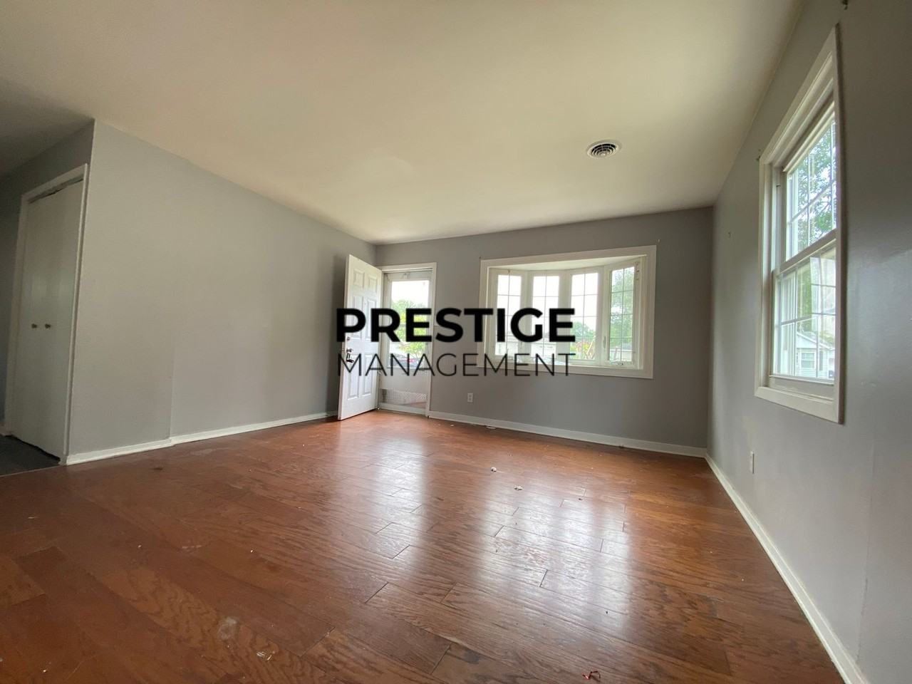 6327 Maryland Ave - Photo 3 of 11