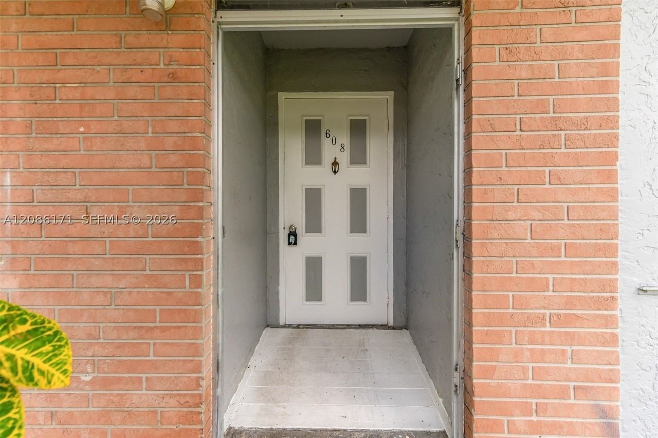 608 Sw 76th Ter - Photo 3 of 46