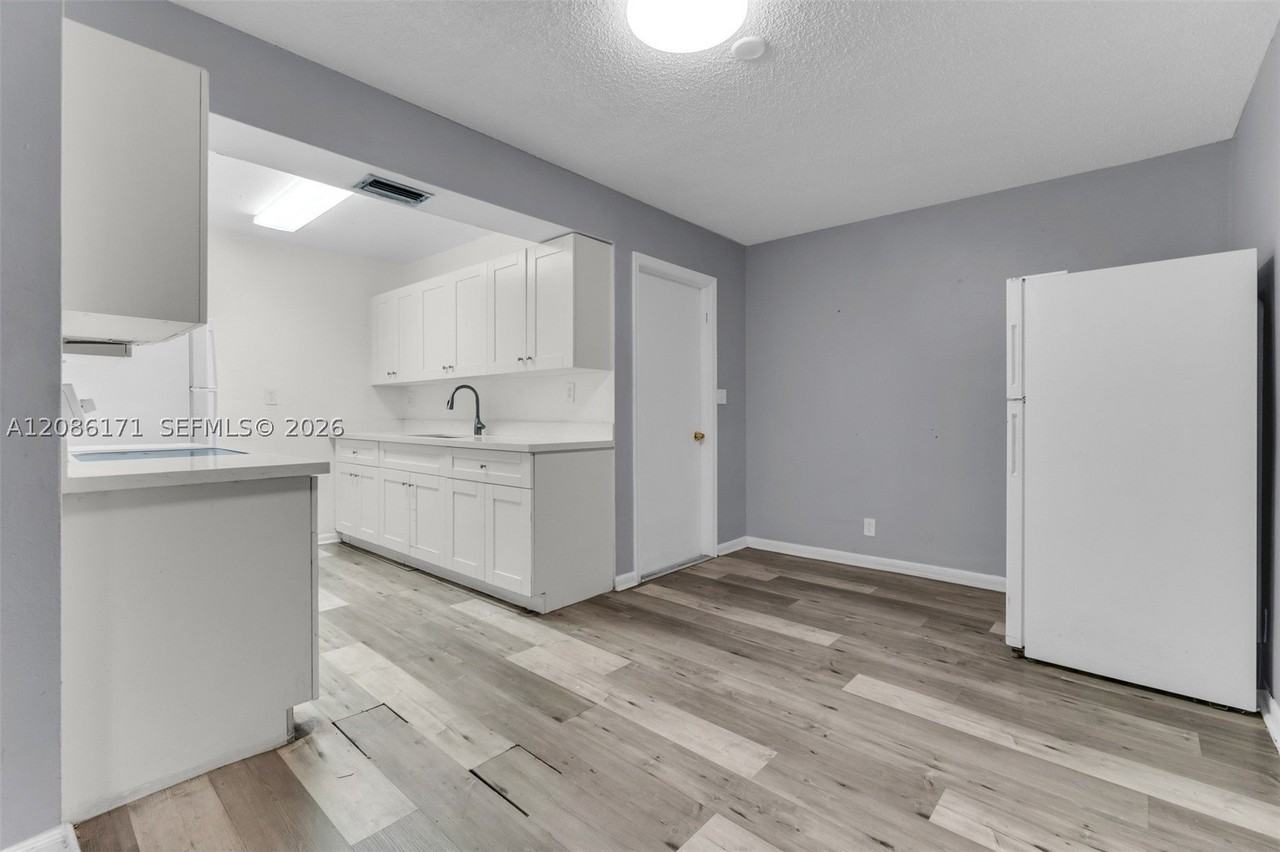 608 Sw 76th Ter - Photo 5 of 46