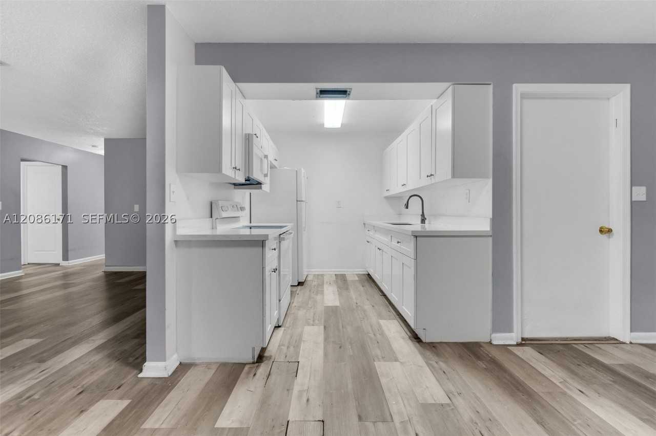 608 Sw 76th Ter - Photo 6 of 46
