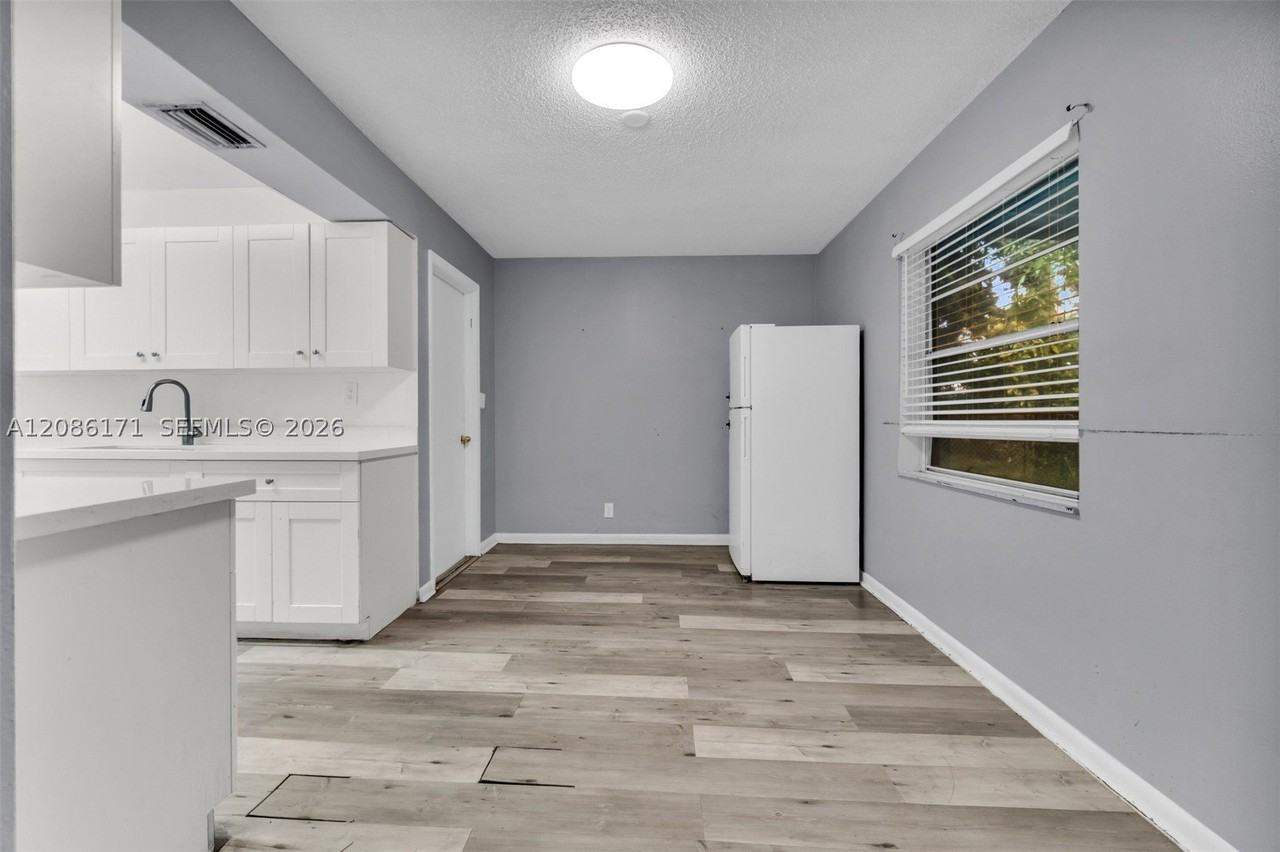 608 Sw 76th Ter - Photo 7 of 46