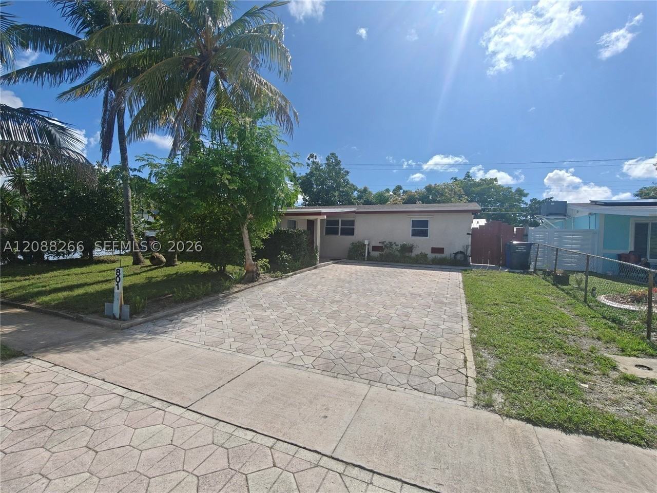 801 N 70th Ave - Photo 3 of 32