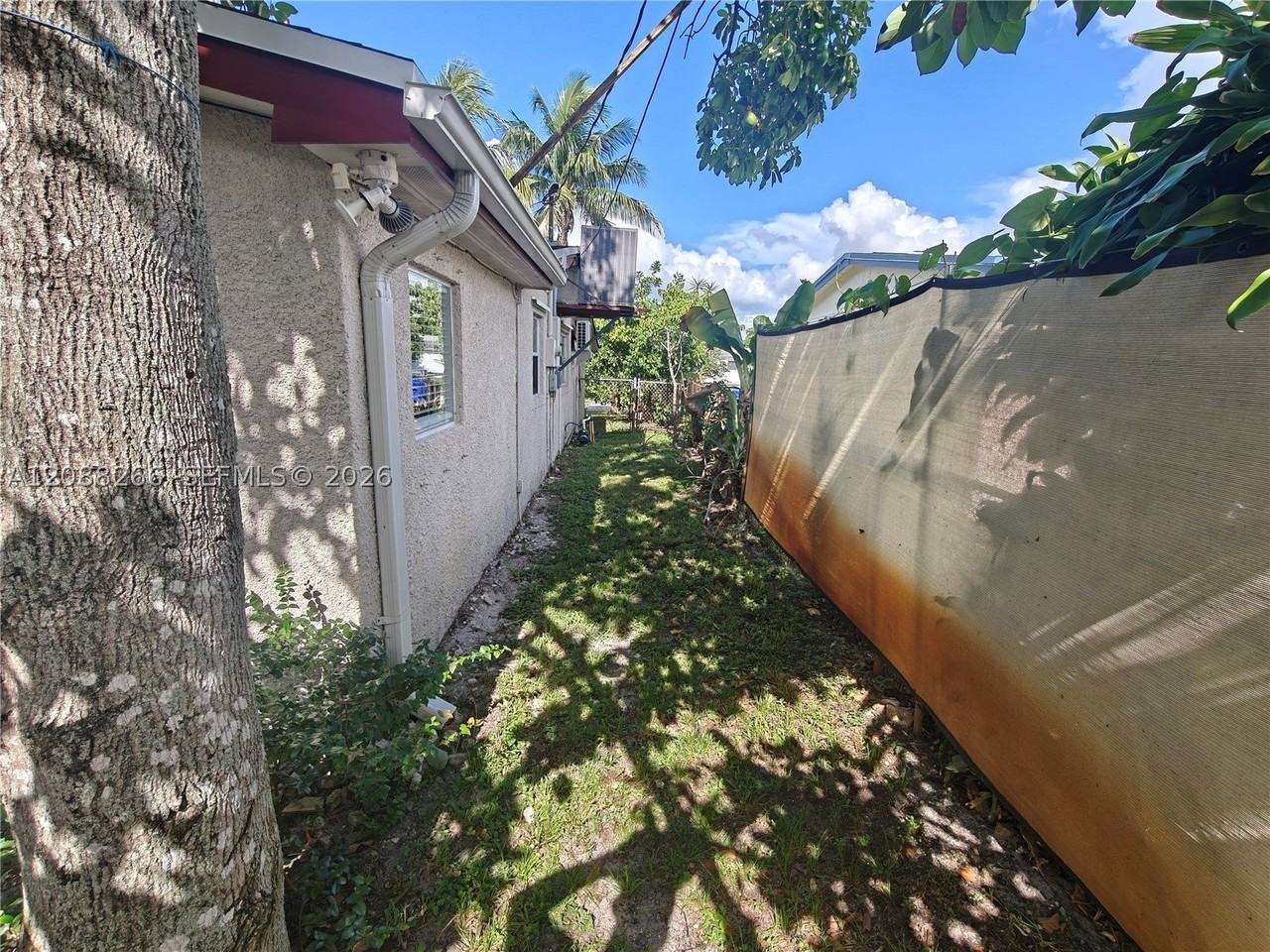 801 N 70th Ave - Photo 5 of 32