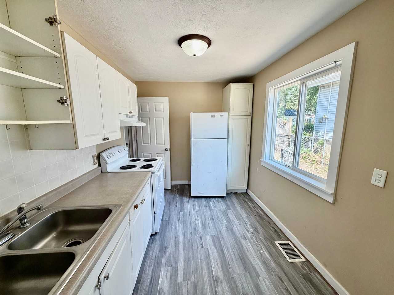 814 E Emerson St - Photo 3 of 7